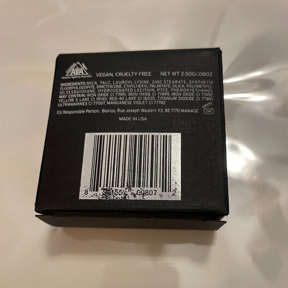 NUDE ENVIE Divine Eyeshadow in a Silver Mirror Compact Brand New in Box NWT - Picture 3 of 3